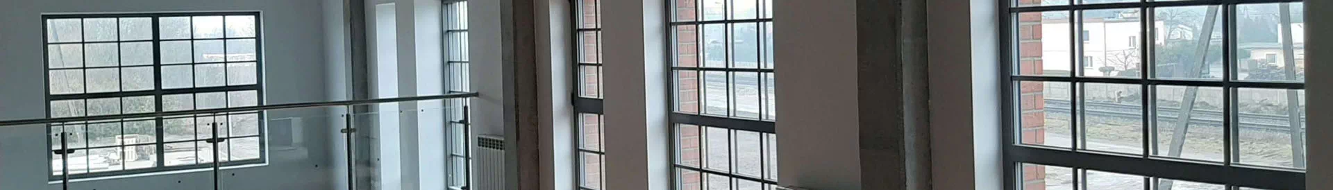 okna z widokiem na tory